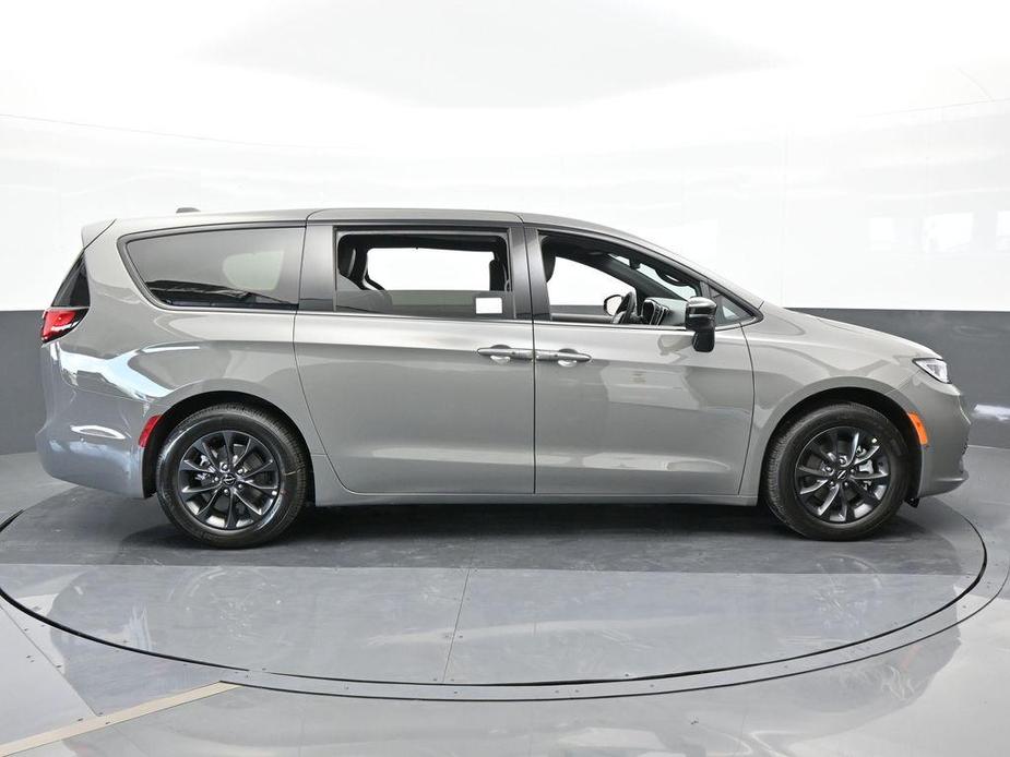 new 2024 Chrysler Pacifica Hybrid car, priced at $40,821