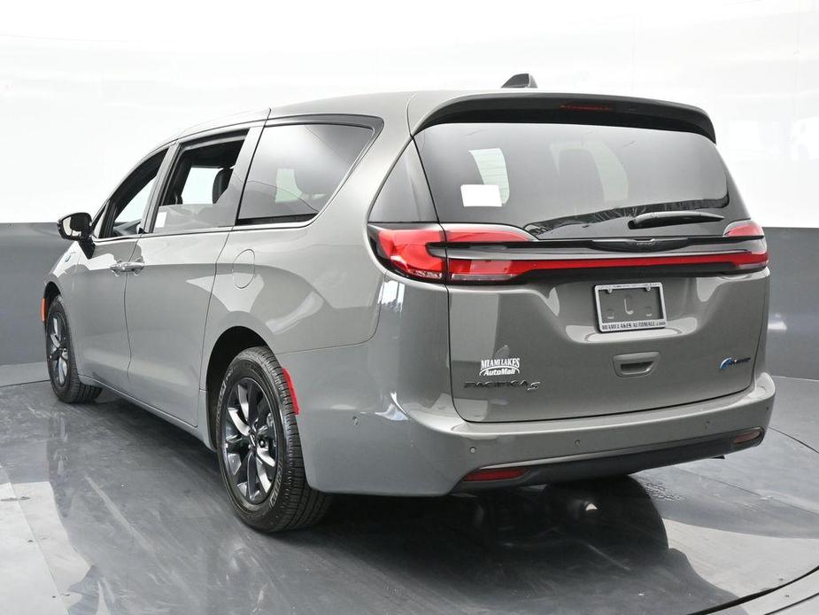 new 2024 Chrysler Pacifica Hybrid car, priced at $40,821