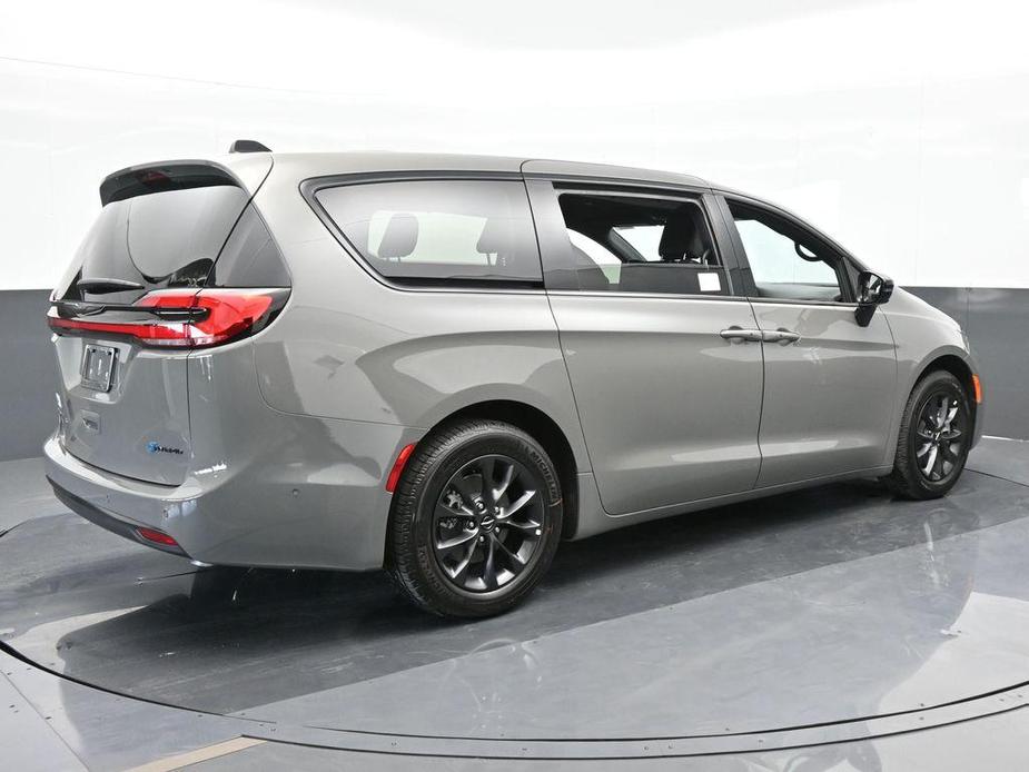 new 2024 Chrysler Pacifica Hybrid car, priced at $40,821