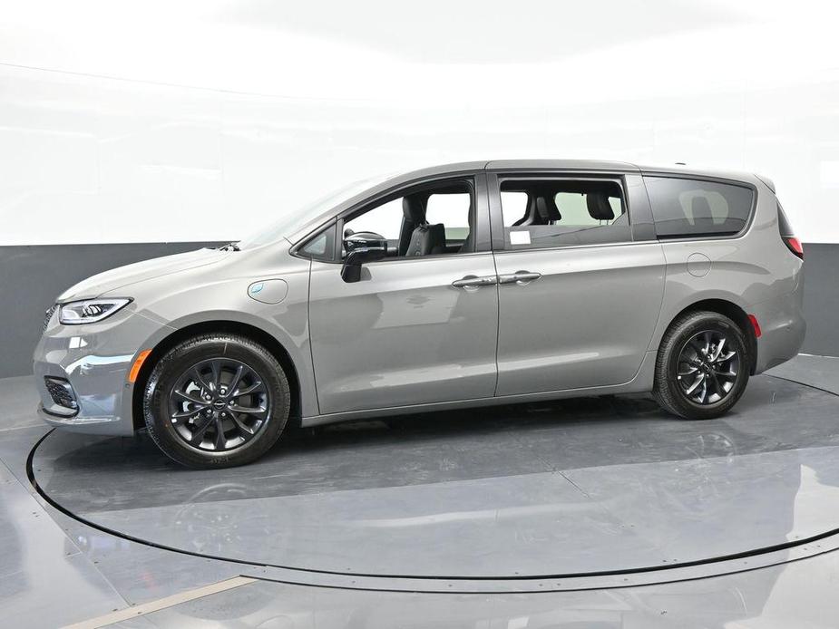 new 2024 Chrysler Pacifica Hybrid car, priced at $40,821