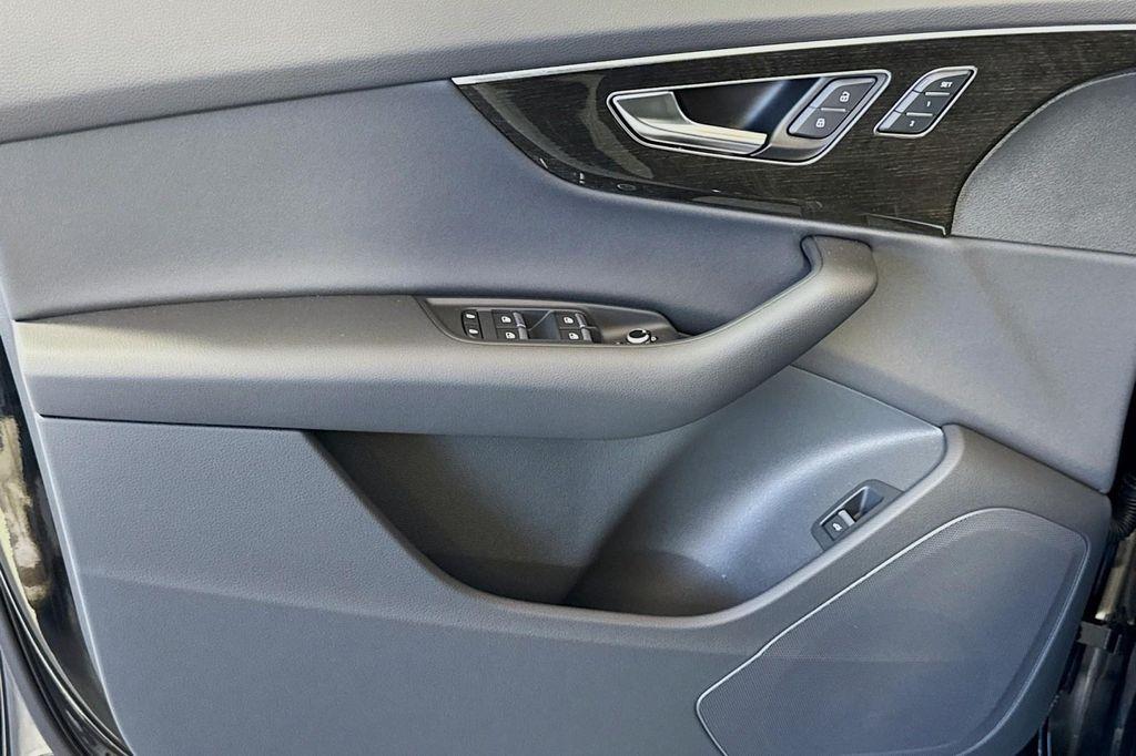new 2025 Audi Q7 car, priced at $68,805