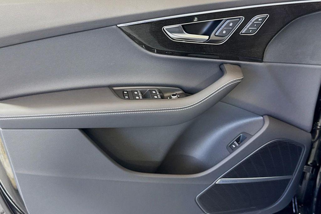 new 2025 Audi Q7 car, priced at $76,440