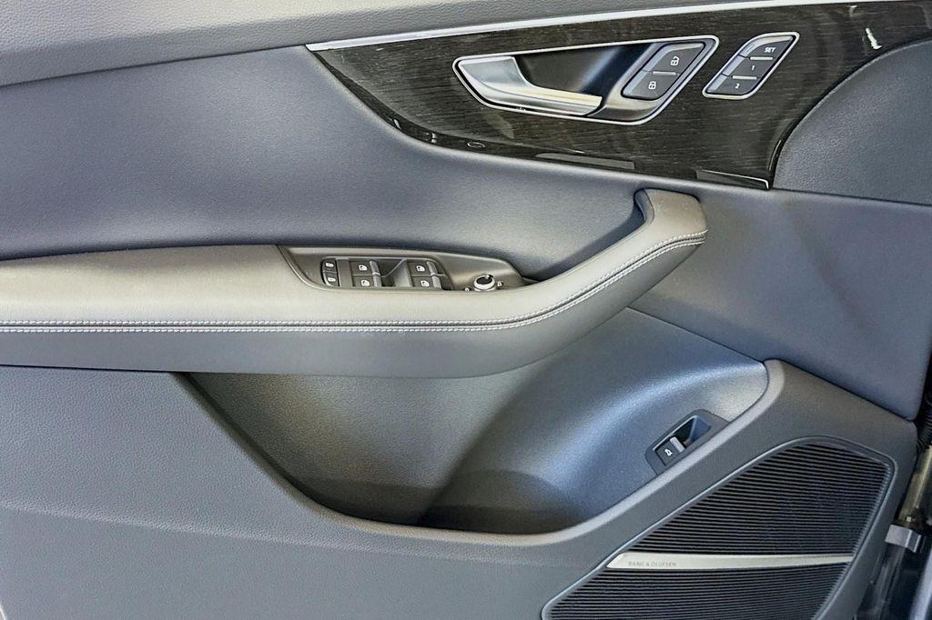 new 2025 Audi Q7 car, priced at $82,160