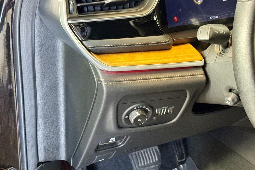 used 2022 Jeep Grand Cherokee car, priced at $39,990