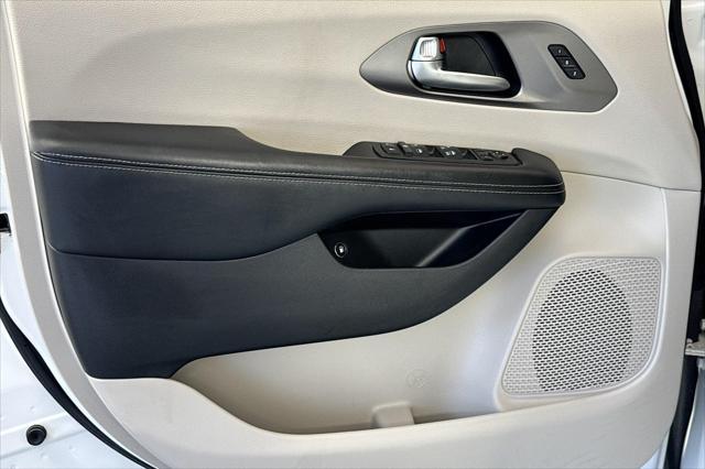 used 2021 Chrysler Pacifica Hybrid car, priced at $23,444