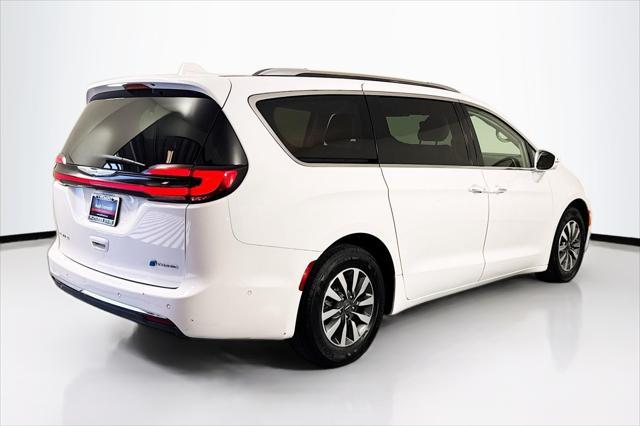 used 2021 Chrysler Pacifica Hybrid car, priced at $23,444