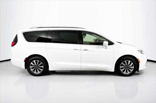used 2021 Chrysler Pacifica Hybrid car, priced at $23,444