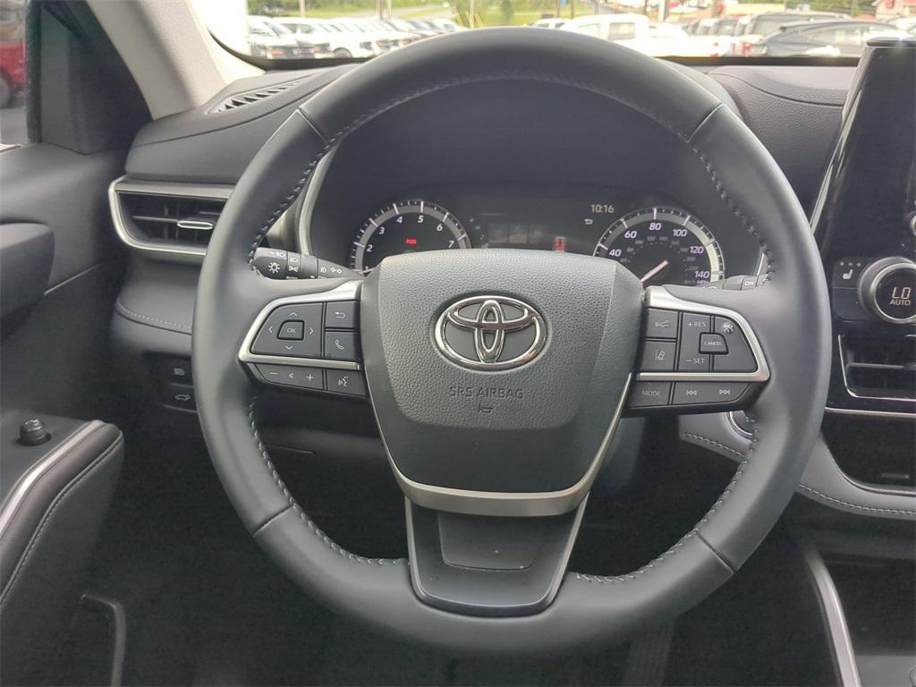 used 2022 Toyota Highlander car, priced at $37,555