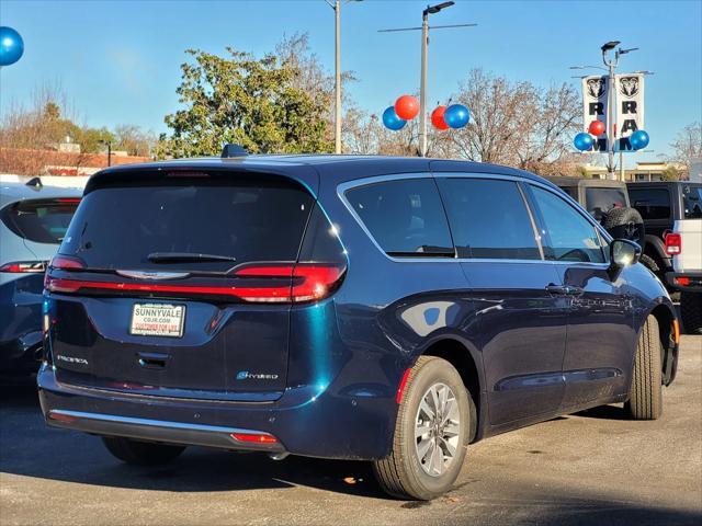 new 2025 Chrysler Pacifica Hybrid car, priced at $54,525