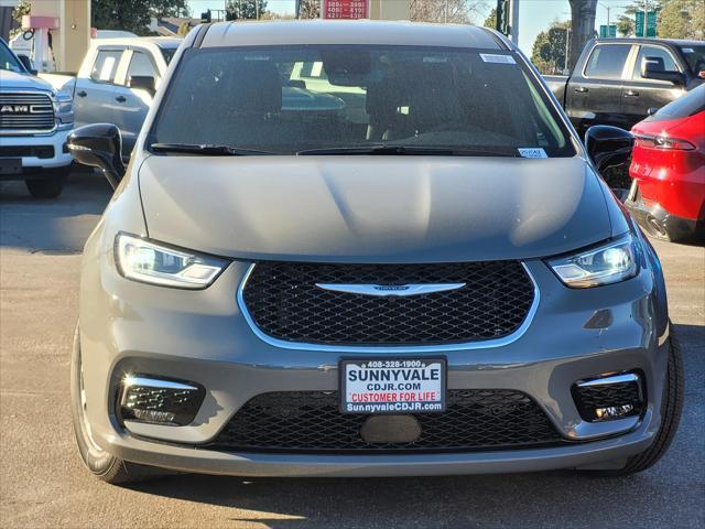 new 2025 Chrysler Pacifica Hybrid car, priced at $54,525