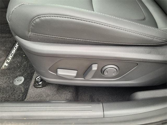 new 2025 Hyundai TUCSON Hybrid car, priced at $38,560
