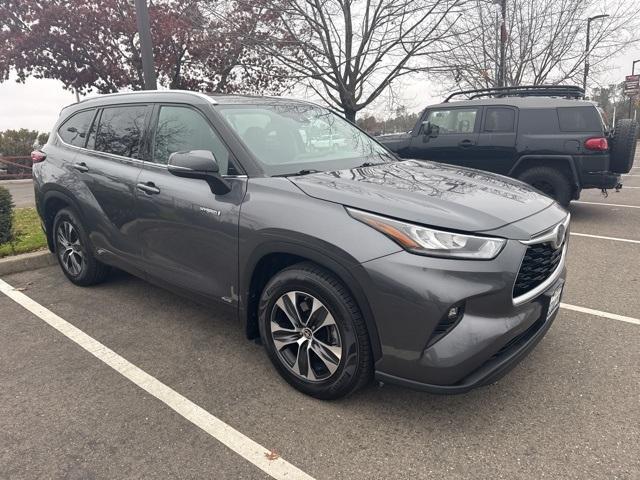 used 2020 Toyota Highlander Hybrid car, priced at $31,500