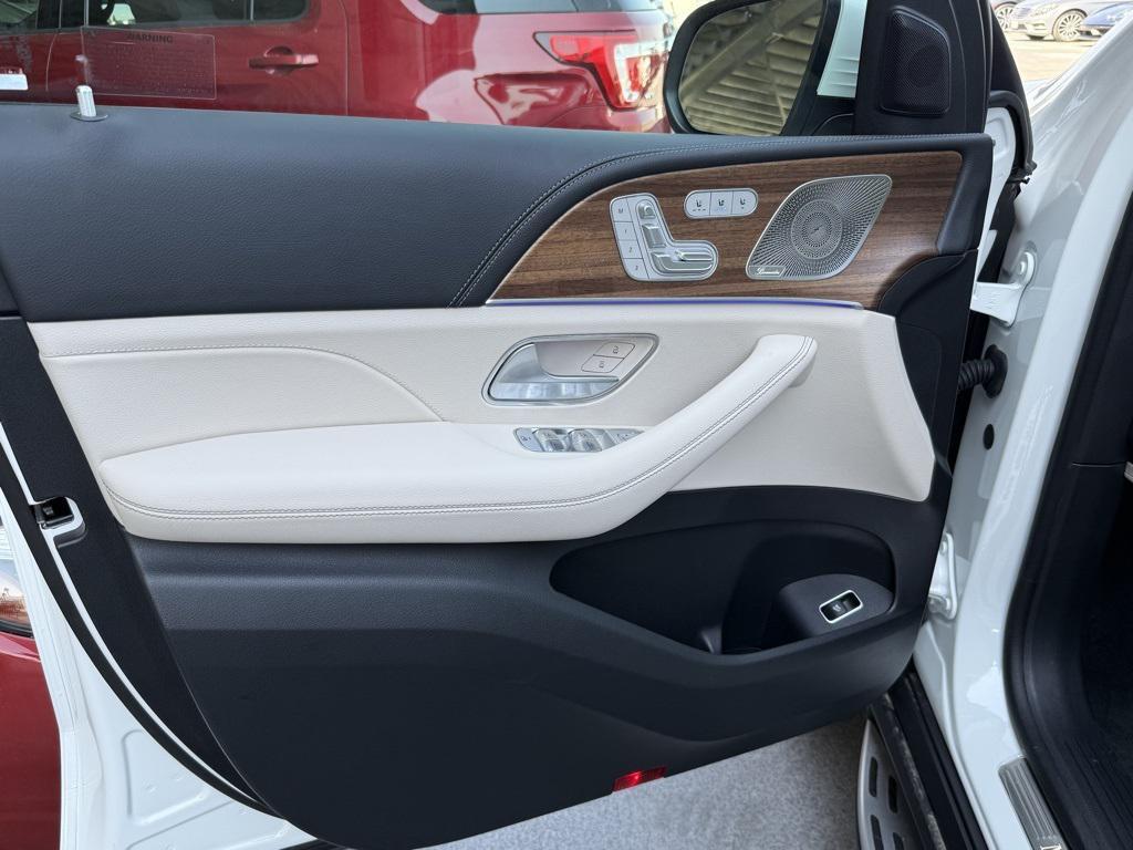 new 2025 Mercedes-Benz GLS 580 car, priced at $117,645