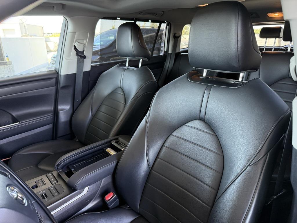 used 2021 Toyota Highlander car, priced at $30,998