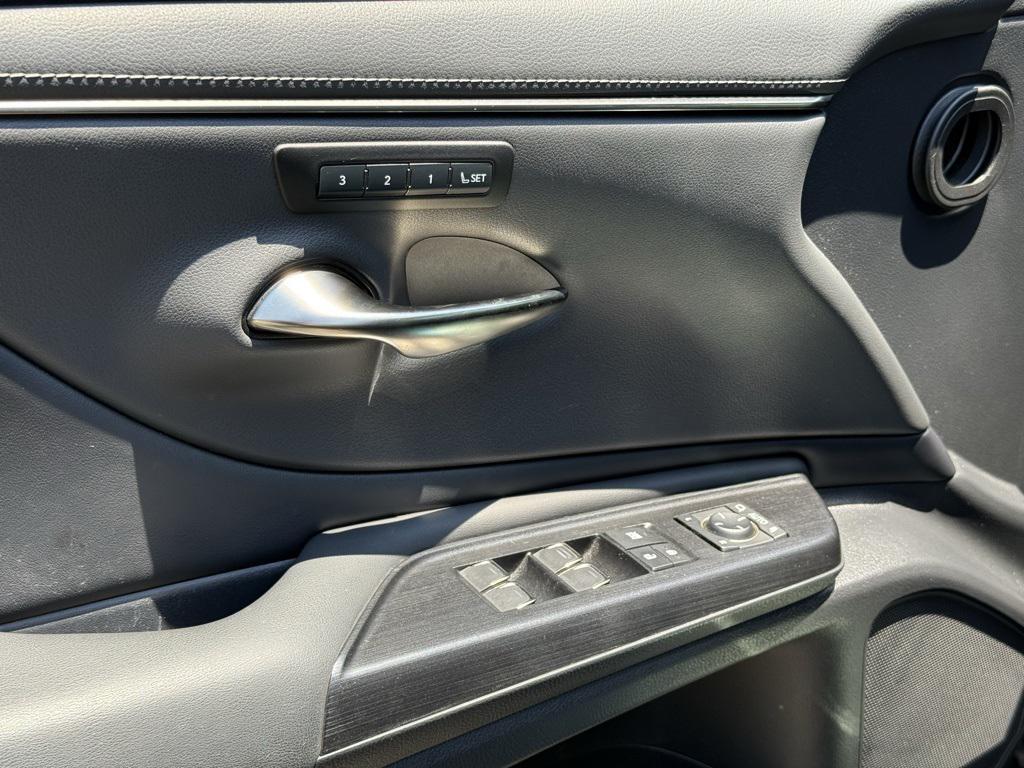 used 2021 Lexus ES 300h car, priced at $32,000