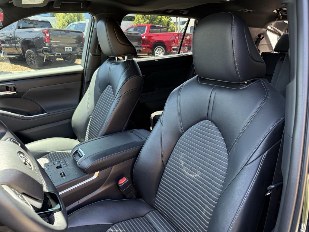 used 2023 Toyota Highlander car, priced at $35,998