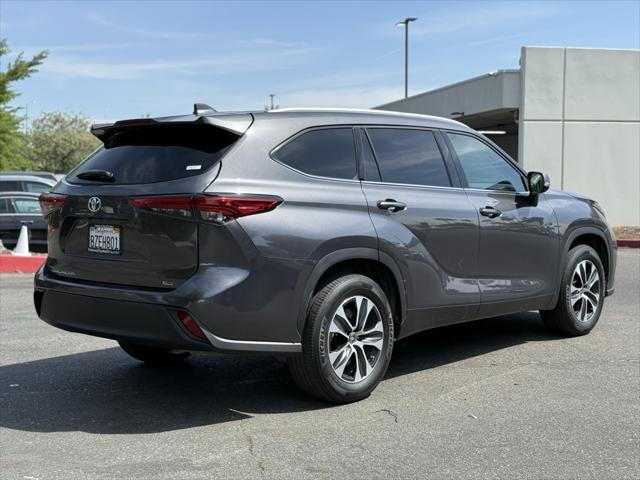used 2022 Toyota Highlander car, priced at $34,998