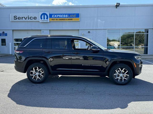 new 2024 Jeep Grand Cherokee car, priced at $40,000