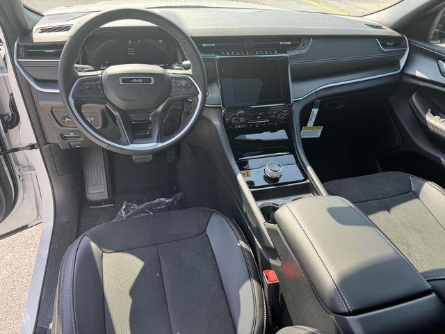 new 2025 Jeep Grand Cherokee car, priced at $37,998