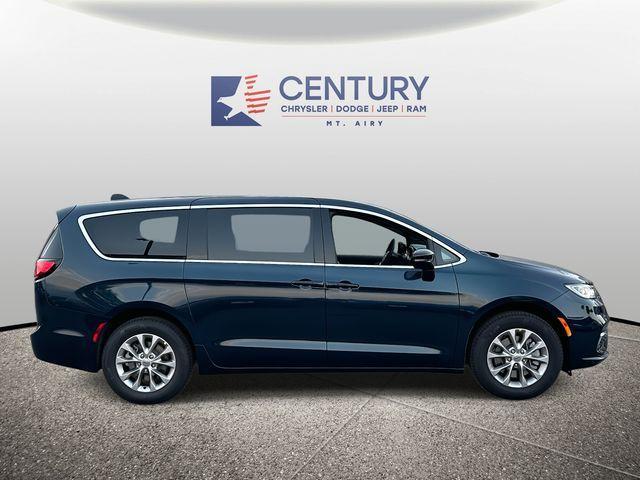 new 2025 Chrysler Pacifica car, priced at $39,638