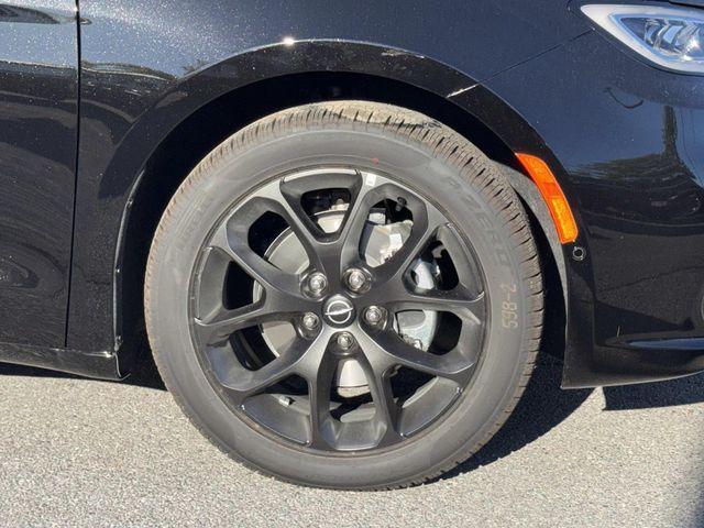 new 2026 Chrysler Pacifica car, priced at $40,500