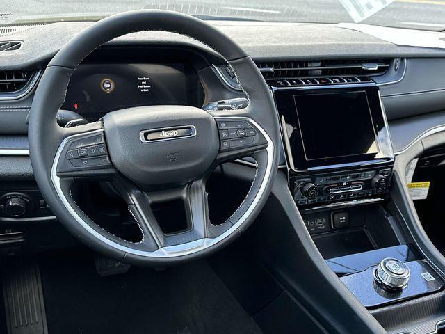 new 2025 Jeep Grand Cherokee car, priced at $42,000