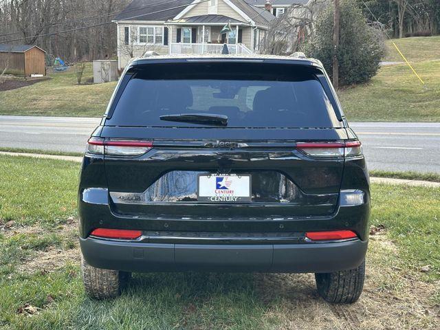 new 2025 Jeep Grand Cherokee car, priced at $42,000