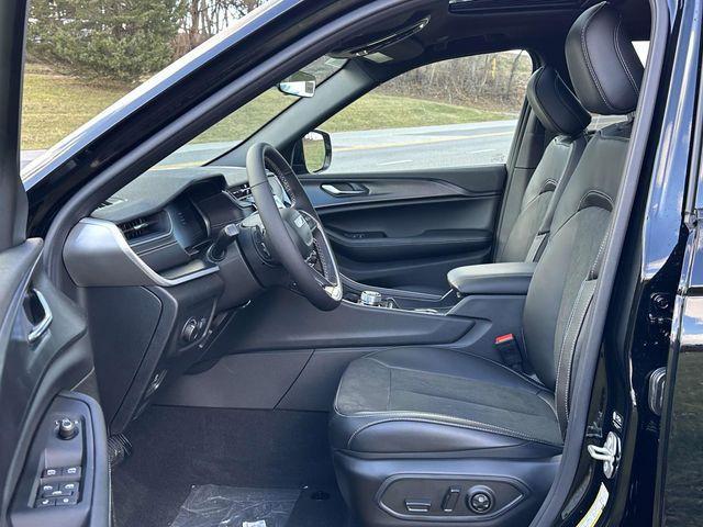 new 2025 Jeep Grand Cherokee car, priced at $42,000