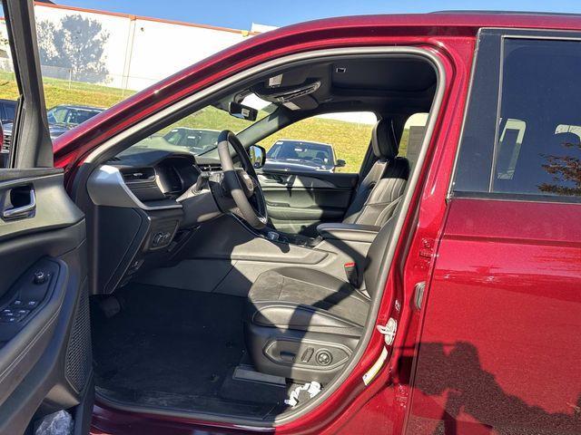 new 2025 Jeep Grand Cherokee car, priced at $37,000