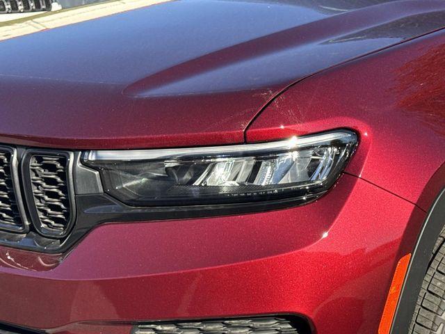 new 2025 Jeep Grand Cherokee car, priced at $37,000