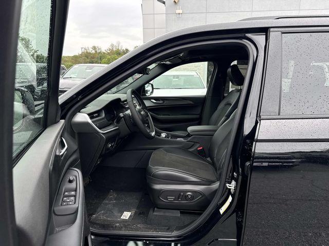 new 2025 Jeep Grand Cherokee car, priced at $35,000