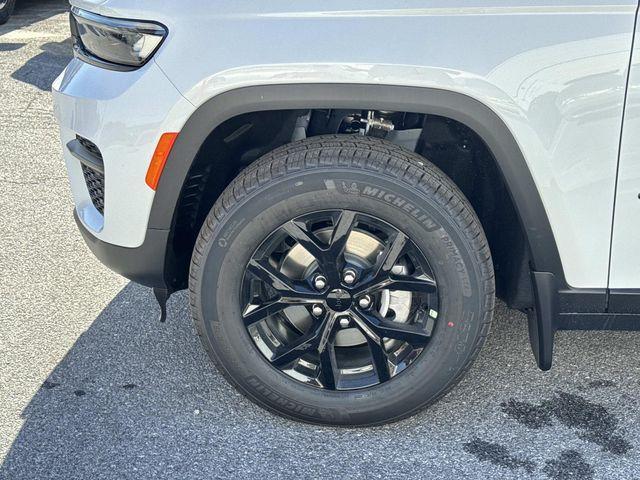 new 2025 Jeep Grand Cherokee car, priced at $35,000