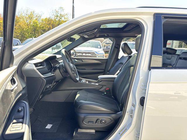 new 2025 Jeep Grand Cherokee car, priced at $35,000