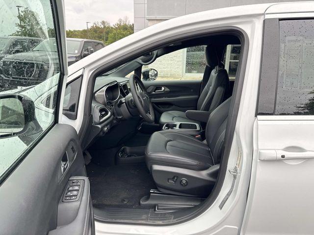 new 2026 Chrysler Pacifica car, priced at $35,000