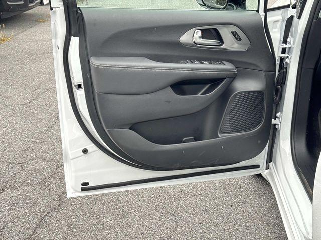 new 2026 Chrysler Pacifica car, priced at $35,000