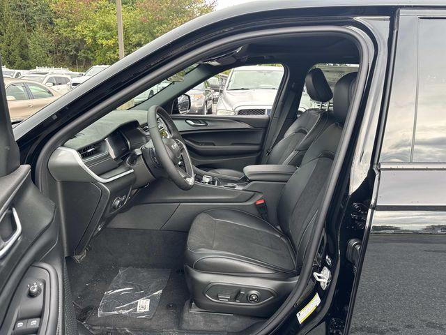 new 2025 Jeep Grand Cherokee car, priced at $38,000