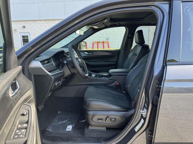 new 2025 Jeep Grand Cherokee car, priced at $37,588