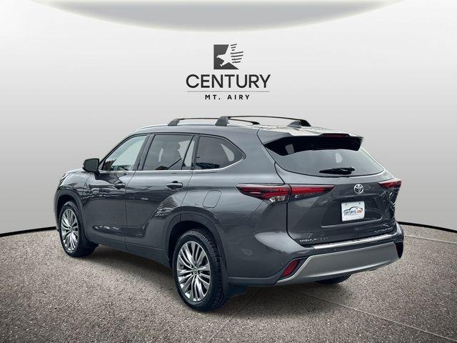 used 2024 Toyota Highlander car, priced at $43,414