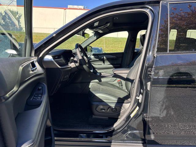 new 2025 Jeep Grand Cherokee car, priced at $38,250