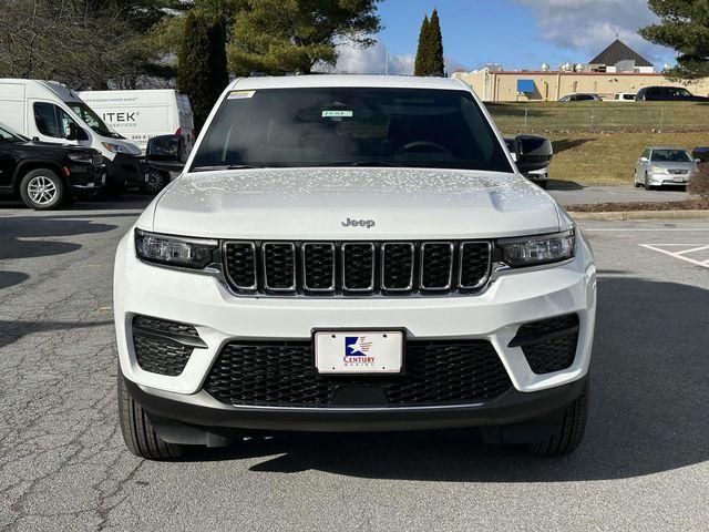 new 2025 Jeep Grand Cherokee car, priced at $37,000