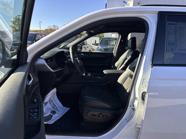 new 2025 Jeep Grand Cherokee car, priced at $36,000