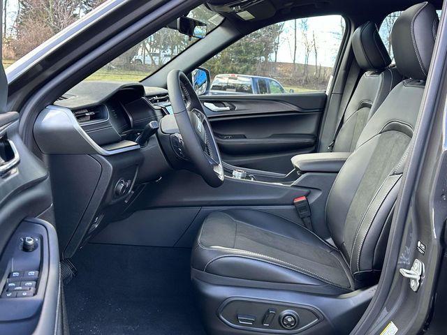 new 2025 Jeep Grand Cherokee car, priced at $42,000