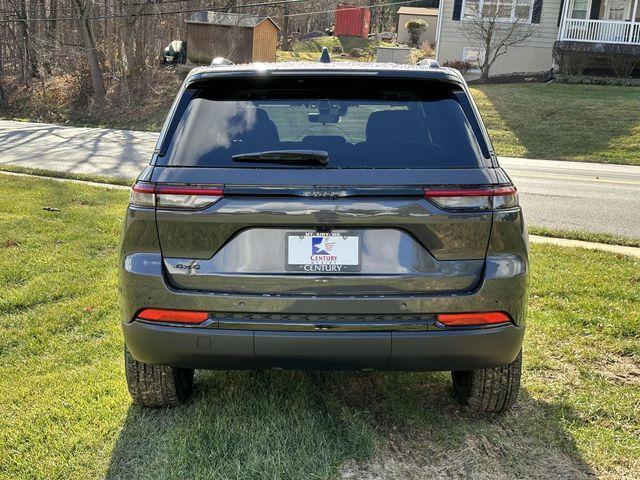 new 2025 Jeep Grand Cherokee car, priced at $42,000