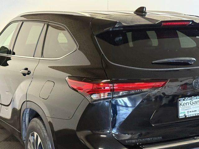 used 2022 Toyota Highlander car, priced at $31,493