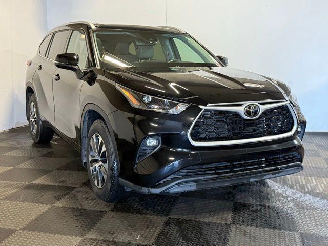 used 2022 Toyota Highlander car, priced at $31,498