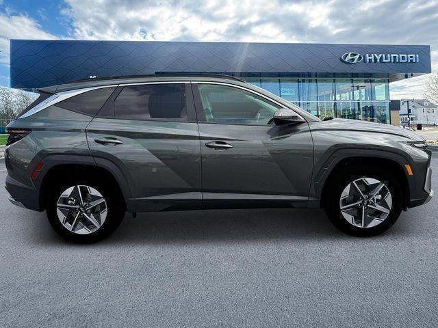 new 2025 Hyundai TUCSON Hybrid car, priced at $33,321