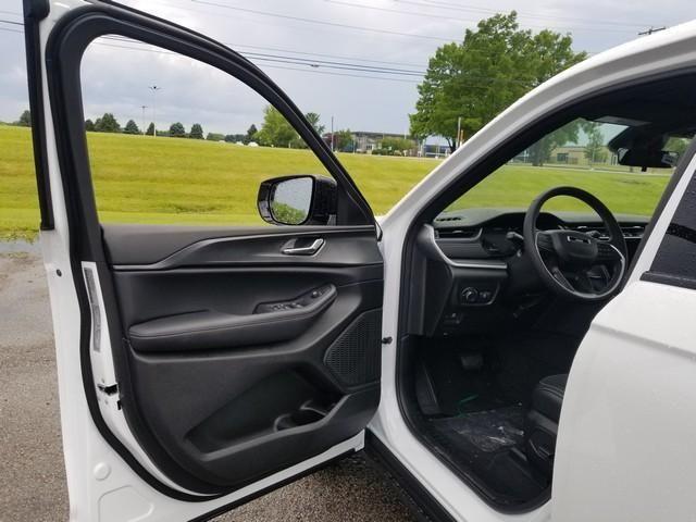 new 2025 Jeep Grand Cherokee car, priced at $40,615
