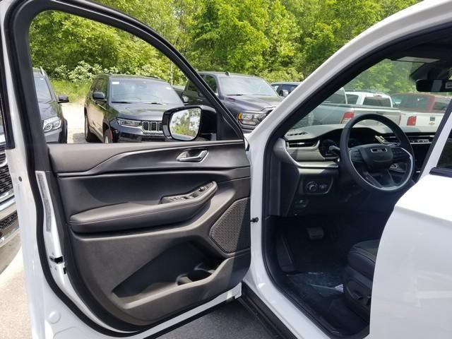new 2025 Jeep Grand Cherokee car, priced at $40,615