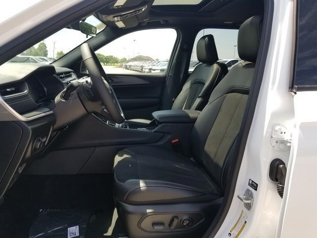 new 2025 Jeep Grand Cherokee car, priced at $45,135