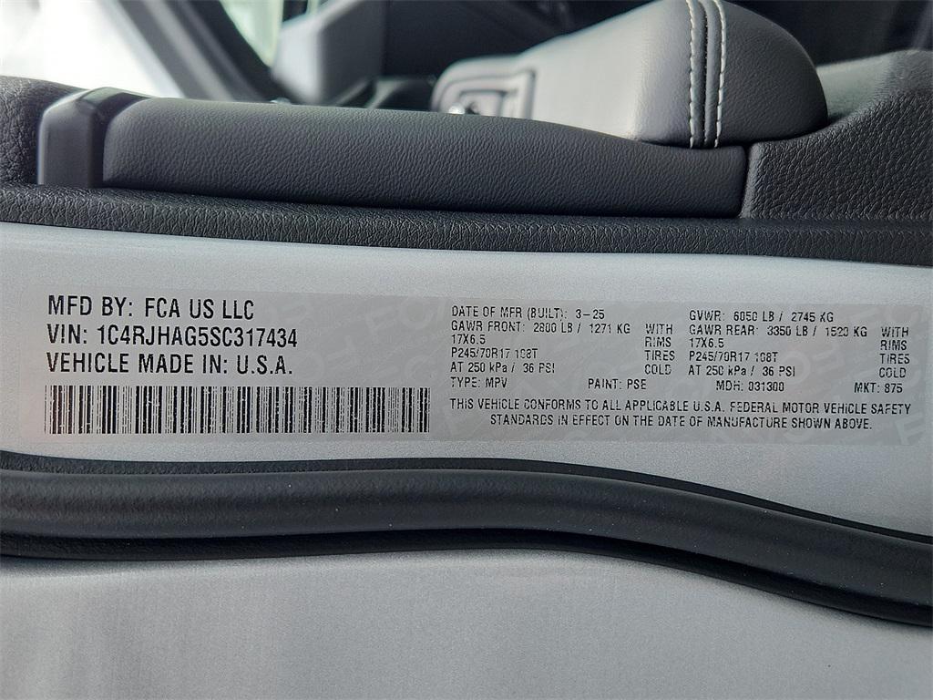 new 2025 Jeep Grand Cherokee car, priced at $43,420